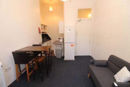 3 bedroom flat to rent - Photo 3