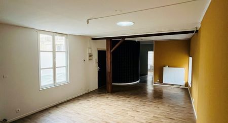 Secteur de Mézières dans petit collectif, appartement de 125m² en duplex comprenant : - Photo 3