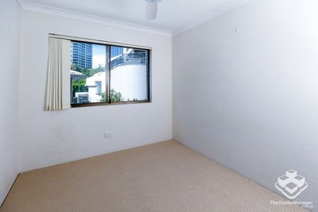 Prime Main Beach Apartment with New Carpet and Freshly Painted Ceiling for Rent - Photo 3