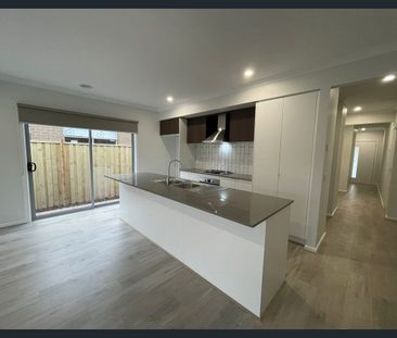 Spacious 4-Bedroom Family Living with Modern Comforts in Mambourin - Photo 5