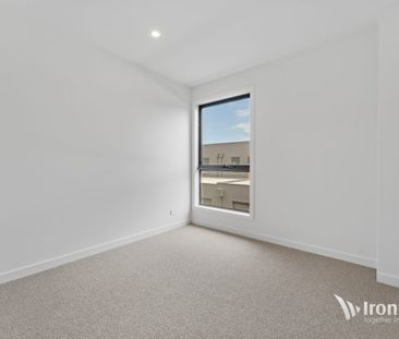 Stunning Brand-New Residence Featuring a Sun-Filled North Aspect & ... - Photo 5