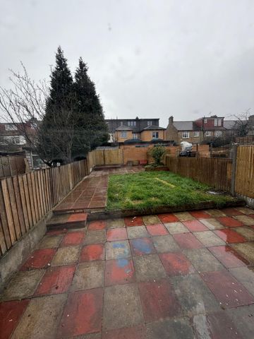 Three bed house off ilford lane ideal for working families- £2500 - Photo 4