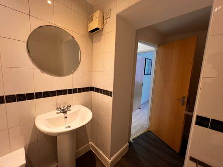 2 Bed Flat, Eastgate, LS2 - Photo 3