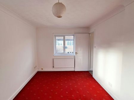 Semi-detached house to rent on - Photo 2