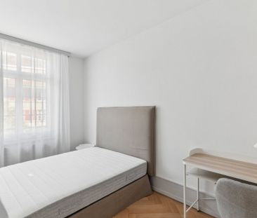 Magnificent furnished and renovated 113 m2 city center apartment - Photo 3