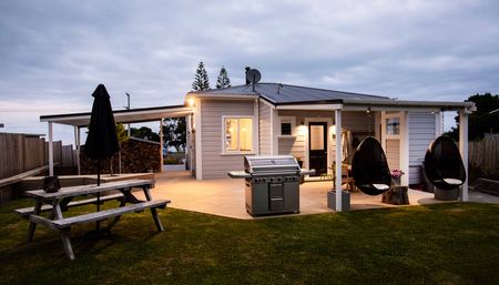 Oh so close to the beach! - Photo 3