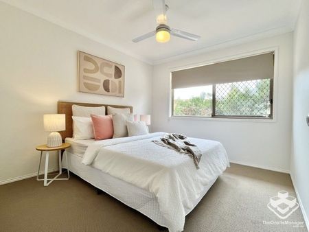 Spacious renovated 3 Bedrooms Townhouse in a very convenient location - Photo 5