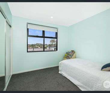 Massive Two Bedroom Apartment Close to Everything! - Photo 3