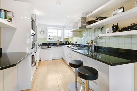 A wonderful two bedroom duplex flat benefiting from well-proportioned living and entertaining space. - Photo 3