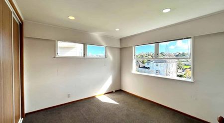 Sunny family house in the central Hillcrest. - Photo 4