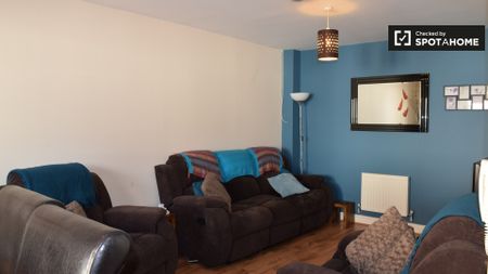 Nice room in 3-bedroom apartment in Belmayne, Dublin - Photo 4