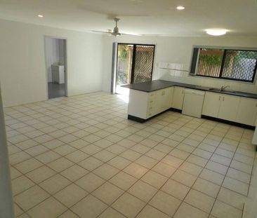 3 BEDROOM DUPLEX, AIR CON IN MASTER BEDROOM AND LOUNGE, PETS ON APP - Photo 4