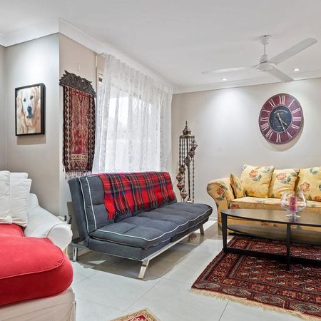 Large, spacious family home - Walking distance to public transportation! - Photo 2