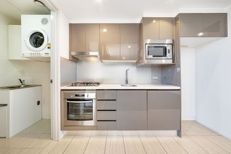 Contemporary One Bedroom Apartment with Study Nook + Storage Cage - Offered Unfurnished - Photo 3