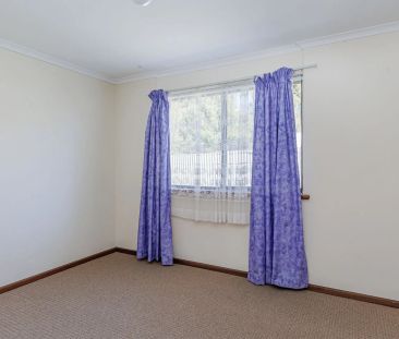 Well-appointed home in a neighbourhood filled with conveniences! - Photo 4