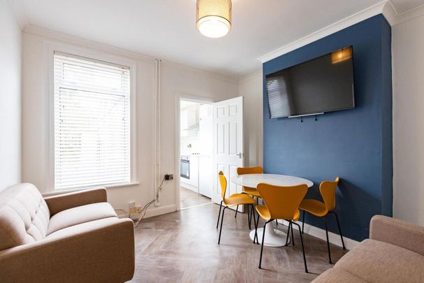 4 bedroom terraced house to rent - Photo 1