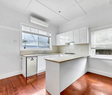 Comfortable and Attractive Californian Bungalow - Photo 6