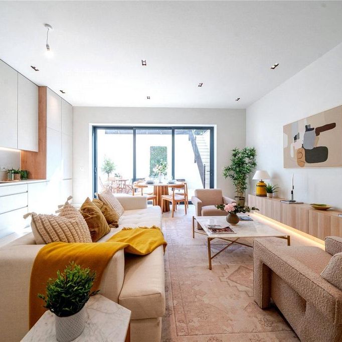 3 bedroom flat to rent - Photo 1