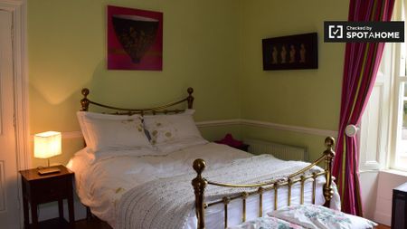 Decorated room in 5-bedroom apartment in Churchtown, Dublin - Photo 5