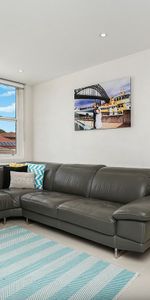 Modern two bedroom unit in prime location! - Photo 4