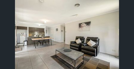 4 BEDROOM FAMILY HOME! - Photo 2