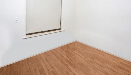 Lovely 2 Bedroom Family Home with Parking for 2 Cars! - Photo 3