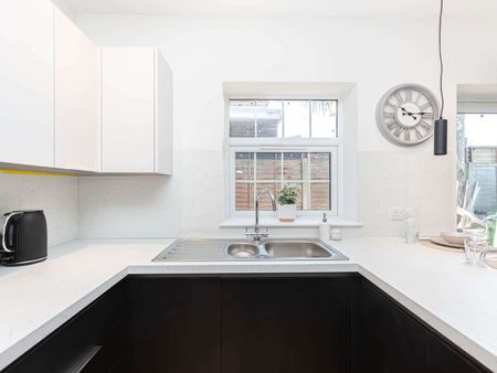 Luxury Professional Double En-suite/Kitchenette HMO in the heart of Poole Room 5 - Photo 4