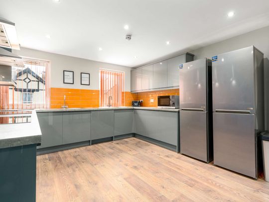 OX Living is proud to present this high-quality 6-bedroom co-living property, perfect for working professionals looking for stylish, stress-free living. Room 2 - Photo 1