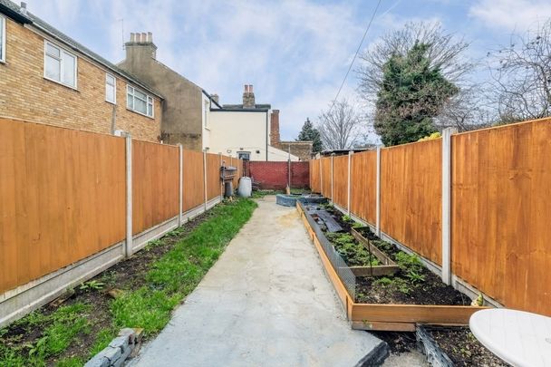 2 bedroom end of terrace house to rent - Photo 1