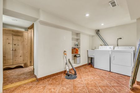 For Lease - 42 Forty First St Street, Toronto, Ontario - Photo 2