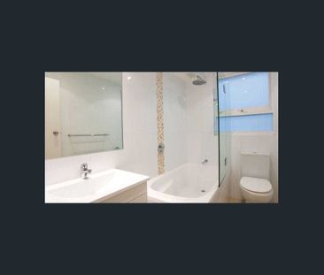 Coastal living in the heart of Dee Why - Photo 4