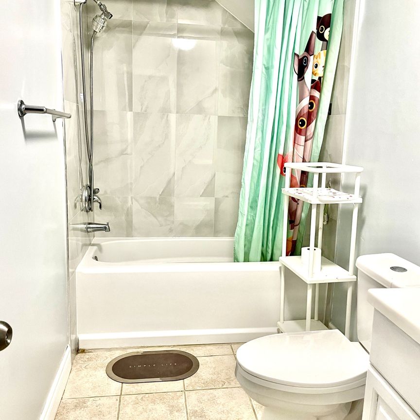 For Lease - 22 Newcastle Crescent, Richmond Hill, Ontario - Photo 1