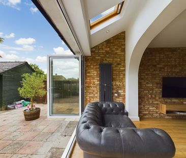 6 bedroom House in London Road, Wokingham - Photo 5