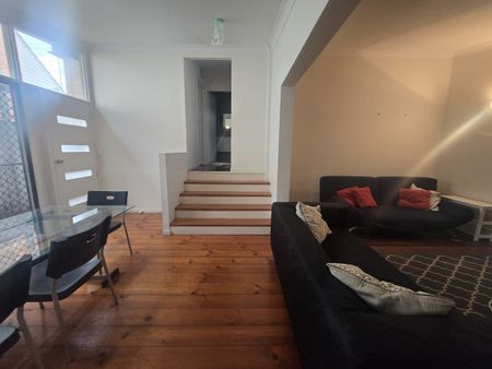 Great House, Great Location! EASY WALK TO UNI AND ST LUCIA VILLAGE - Photo 2