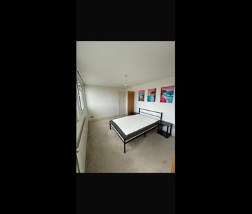 2 Bed Maisonette, Lower Addiscombe Road, CR0 - Photo 3