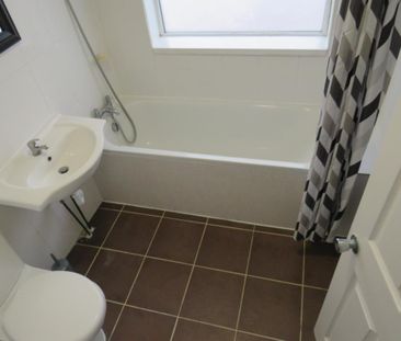 4 bedroom end of terrace house to rent - Photo 5