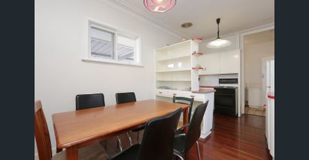 Character home near the Swan - Photo 3