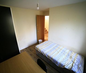 5 bedroom end of terrace house to rent - Photo 2