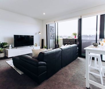 Stylish Fully Furnished Top-Floor Apartment in the Heart of Prahran - Photo 1