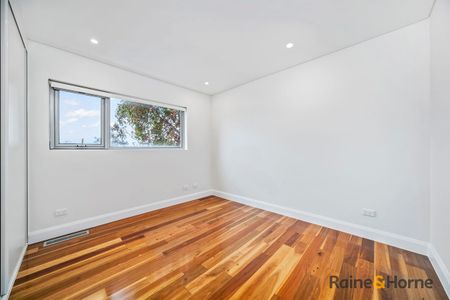Luxury 5 Bedroom Duplex in Prime Eastwood Location - Photo 3
