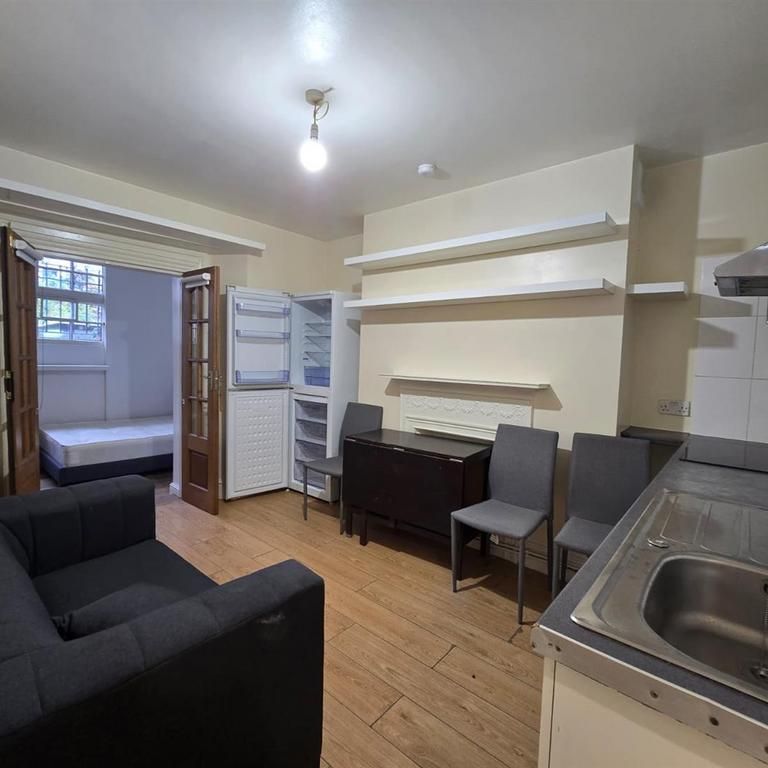 4 bedroom flat to rent - Photo 1