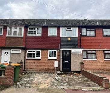 4 Bed Terraced House, Cleves Road, E6 - Photo 3