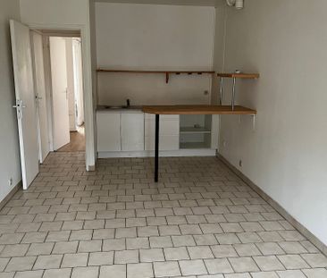 Un appartement comprenant 1 salon avec coin cuisine, 1 chambre, 1 S... - Photo 2