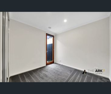 Modern 3-Bedroom nearly new House with all upgrades! - Photo 2