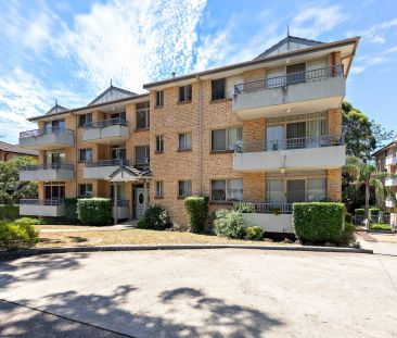 SPACIOUS TWO BEDROOM APARTMENT WITH NEAR NEW FLOORING THROUGH-OUT - Photo 1