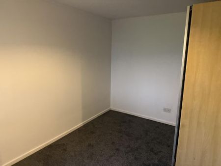 3 bedroom flat to rent - Photo 4
