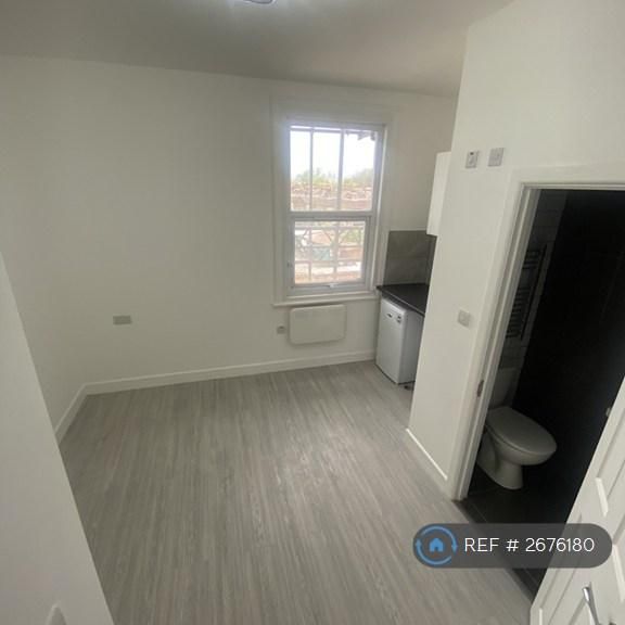 1 bedroom in a flat share to rent - Photo 1