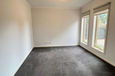 Perfectly positioned, three bedroom beauty! - Photo 2