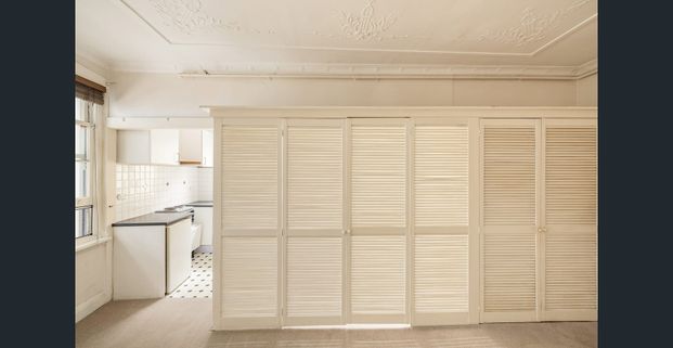 Renovated, sunlit top-floor home in garden complex Palm Court - Photo 1