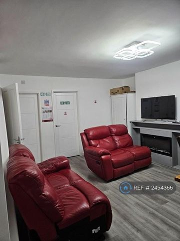 3 bedroom end of terrace house to rent - Photo 4